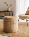 Benuta Jute Pouf Jutta im Wohnzimmer Der stilvolle Benuta Handmade Jute Pouf Jutta bringt natürlichen Charme und Gemütlichkeit ins Wohnzimmer.