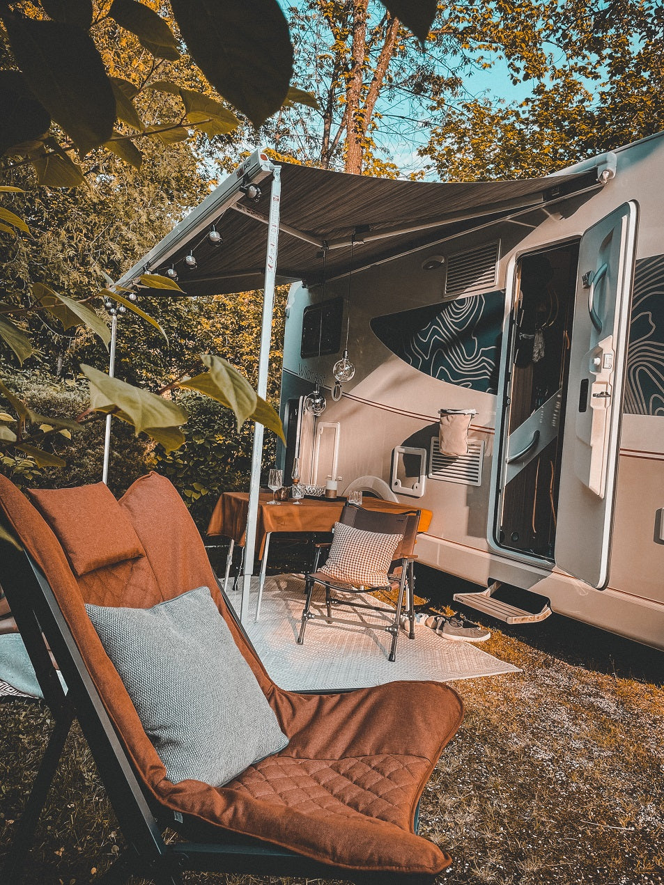 Gemütliche Outdoor Lounge for dem Wohnwagen oder Wohmobil mit schönen Campingstühlen und passenden Dekorationen | Jetzt kaufen bei Wildnest Glamping