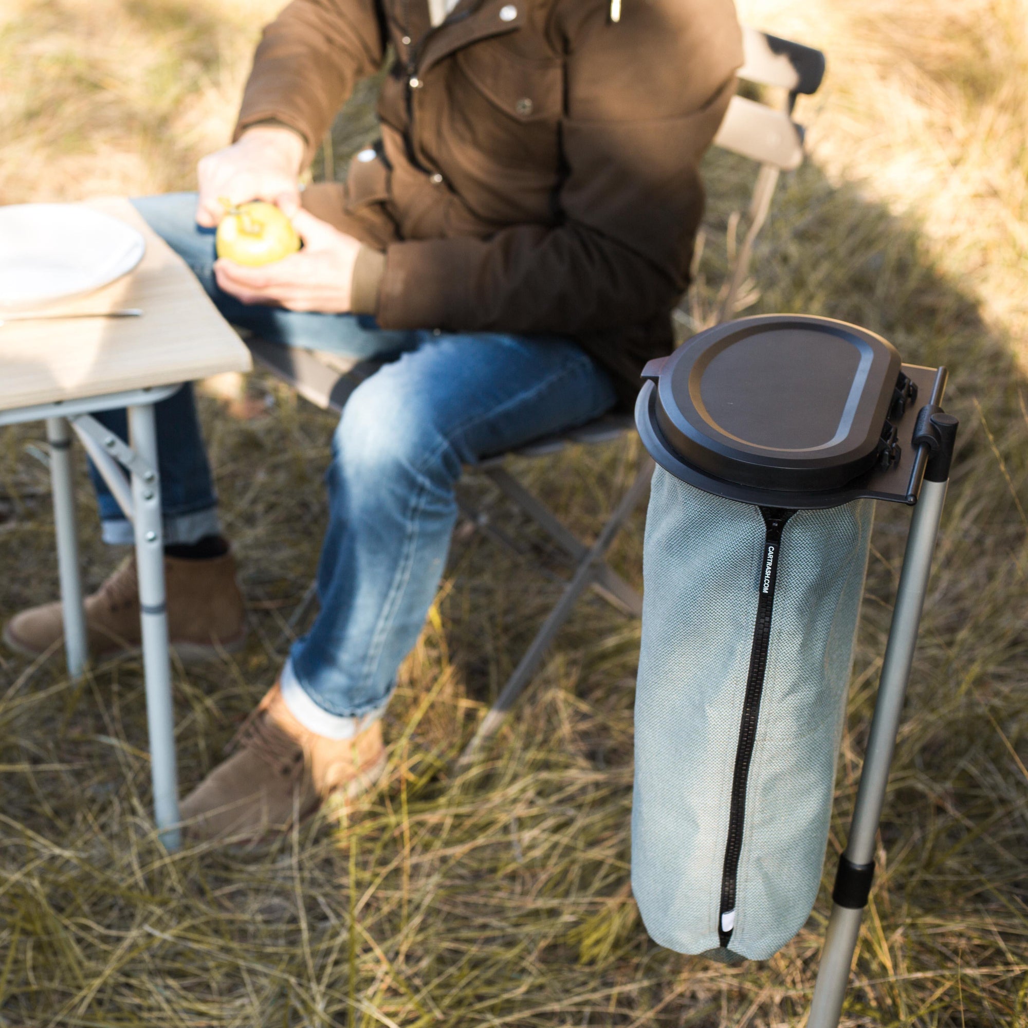 Der Flextrash mit seinen 9L Volumen  aus recycelten PET Flaschen ist der perfekte Campingmülleimer, da er mit unterschiedlichen Befestigungsmöglichkeiten überall am Camper einen perfekten Platz findet | Jetzt kaufen bei Wildnest Glamping